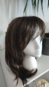 Perruque intégrale médicale de couleur noire et cheveux longs, fibre haute qualité, avec coupe personnalisée et prise en charge Sécurité Sociale.