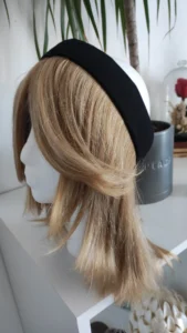 Perruque partielle médicale de couleur blonde avec frange et longueur mi-long, fibre haute qualité, avec coupe personnalisée et prise en charge Sécurité Sociale.