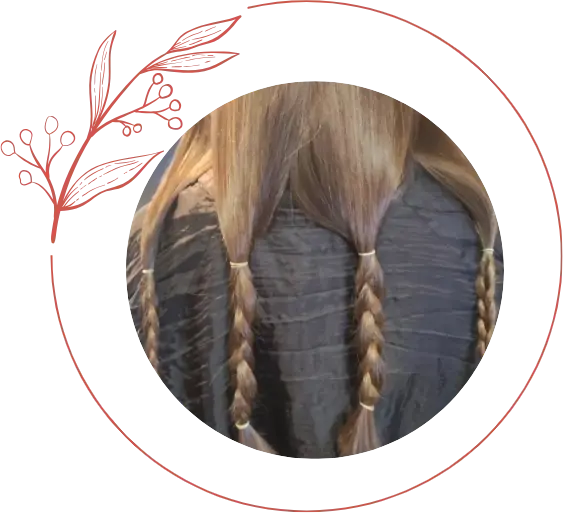 Préparation d'un don de cheveux : tresses prêtes à être découpées pour la confection d'une perruque médicale solidaire.