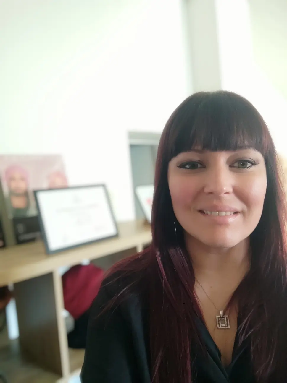 Portrait d'Aurore Gobin, spécialiste en onco-coiffure pour l'accompagnement capillaire face au cancer en Occitanie.